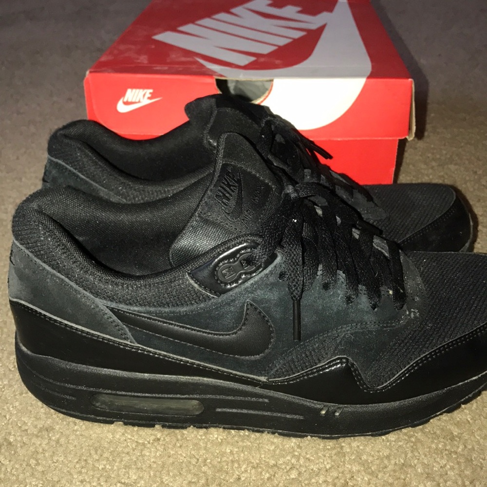 Air max 1 all black sz 10